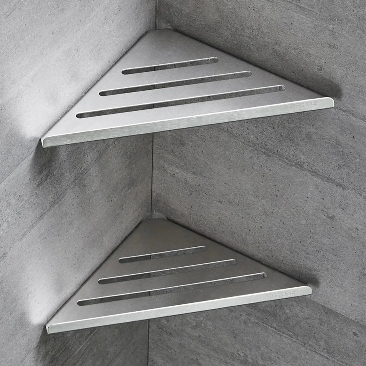 Deux étagères d'angle en inox argent posées l'une au-dessus de l'autre dans une douche (vendues à l'unité)