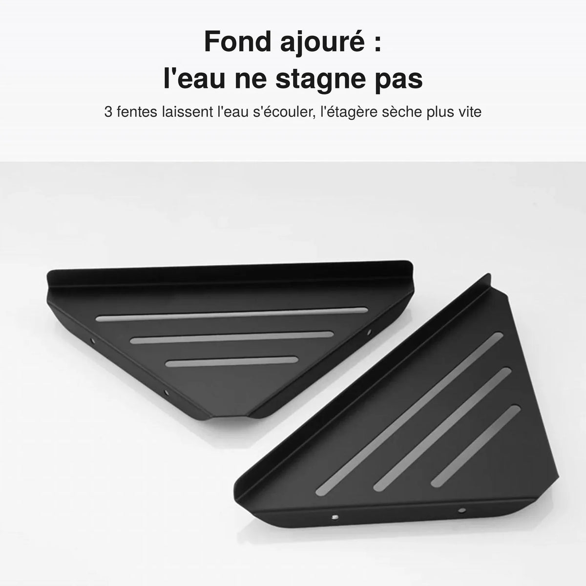 Deux étagères d'angle en inox noir montrant les 3 fentes d'écoulement et les trous de fixation