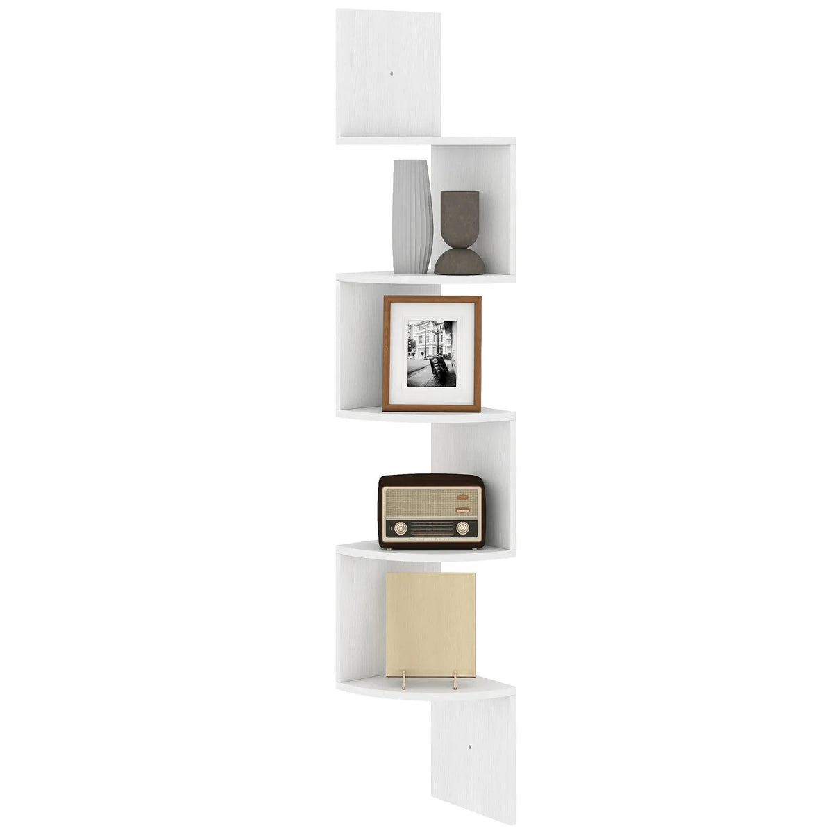 Étagère d'angle murale zigzag 5 niveaux blanche sur fond blanc, avec vases, cadre et radio