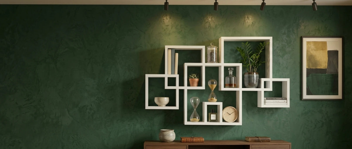 Étagère murale blanche à 5 cubes emboîtés sur un mur vert, avec plante, sabliers et horloge