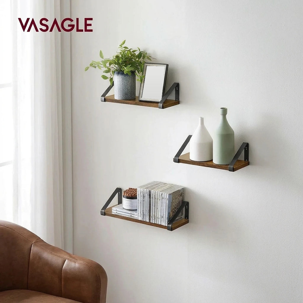 Trois étagères flottantes VASAGLE effet bois sur un mur blanc, avec une plante, un cadre, deux vases et des CD