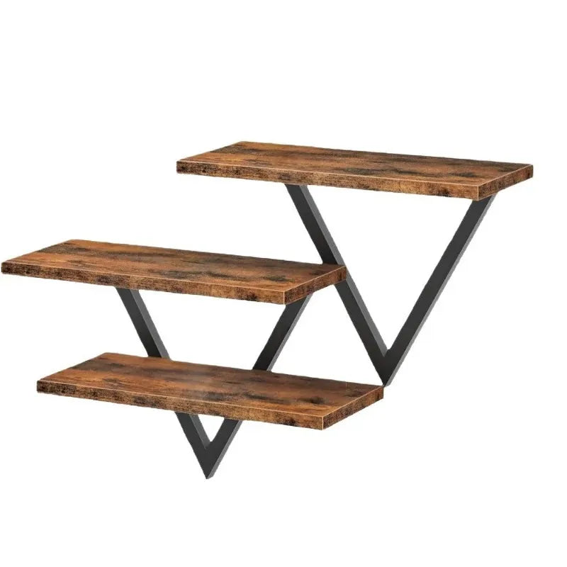 Étagère murale triangulaire à 3 planches bois rustique et triangles en fer noir, sur fond blanc